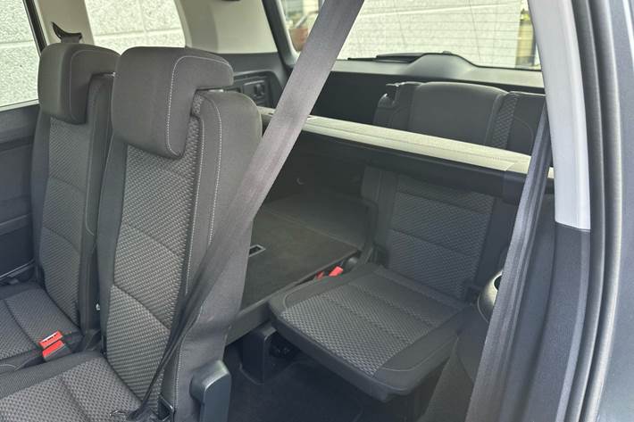 Grå VW Touran fra 2016
