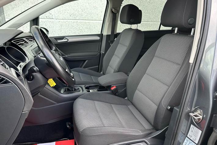 Grå VW Touran fra 2016