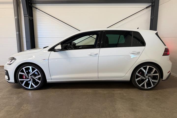 Hvid VW Golf VII fra 2018