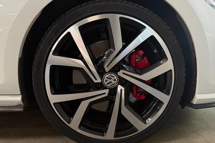 Hvid VW Golf VII fra 2018