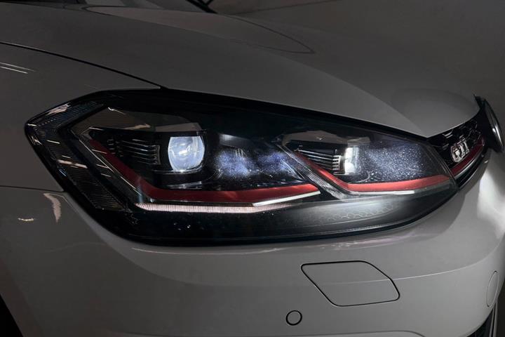 Hvid VW Golf VII fra 2018