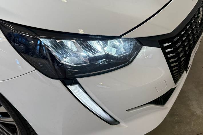 Hvid Peugeot 208 fra 2020