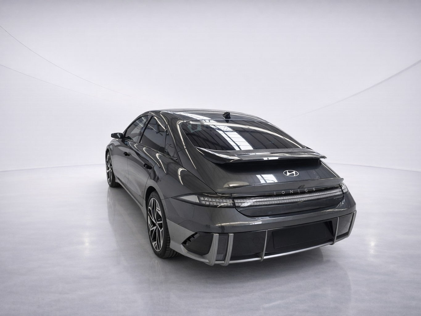 Grå Hyundai Ioniq 6 fra 2023