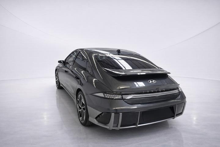 Grå Hyundai Ioniq 6 fra 2023