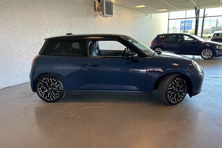 Blå Mini Cooper SE fra 2025