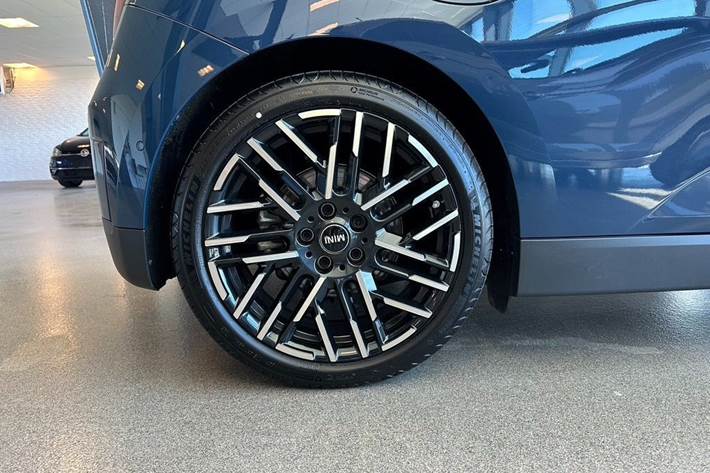 Blå Mini Cooper SE fra 2025