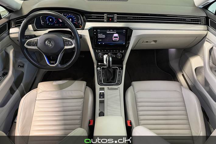 Sølv VW Passat fra 2020