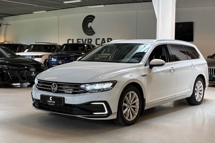 Hvid VW Passat fra 2022