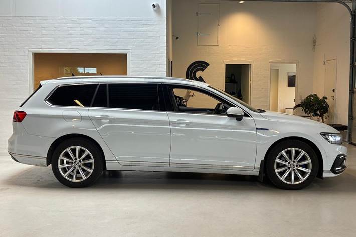 Hvid VW Passat fra 2022