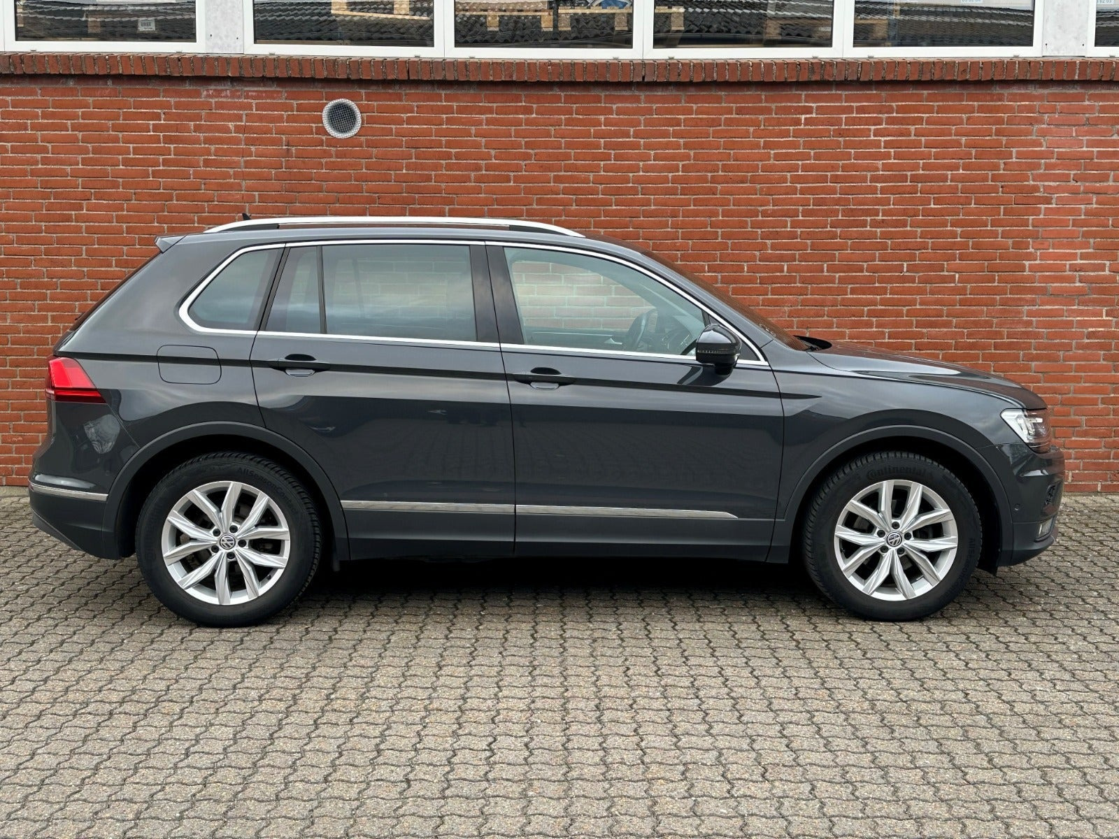 Grå VW Tiguan fra 2020