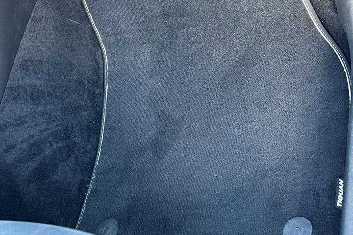 Grå VW Tiguan fra 2020