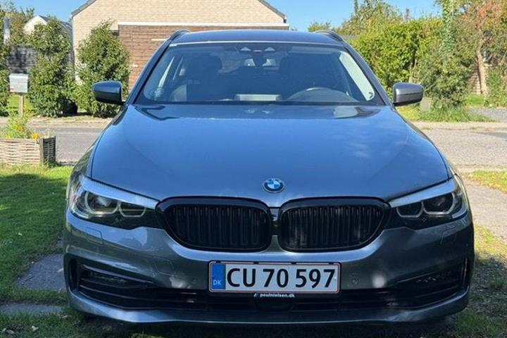 Grå BMW 520i fra 2019