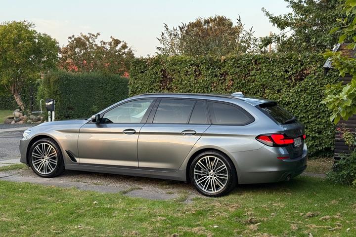 Grå BMW 520i fra 2019