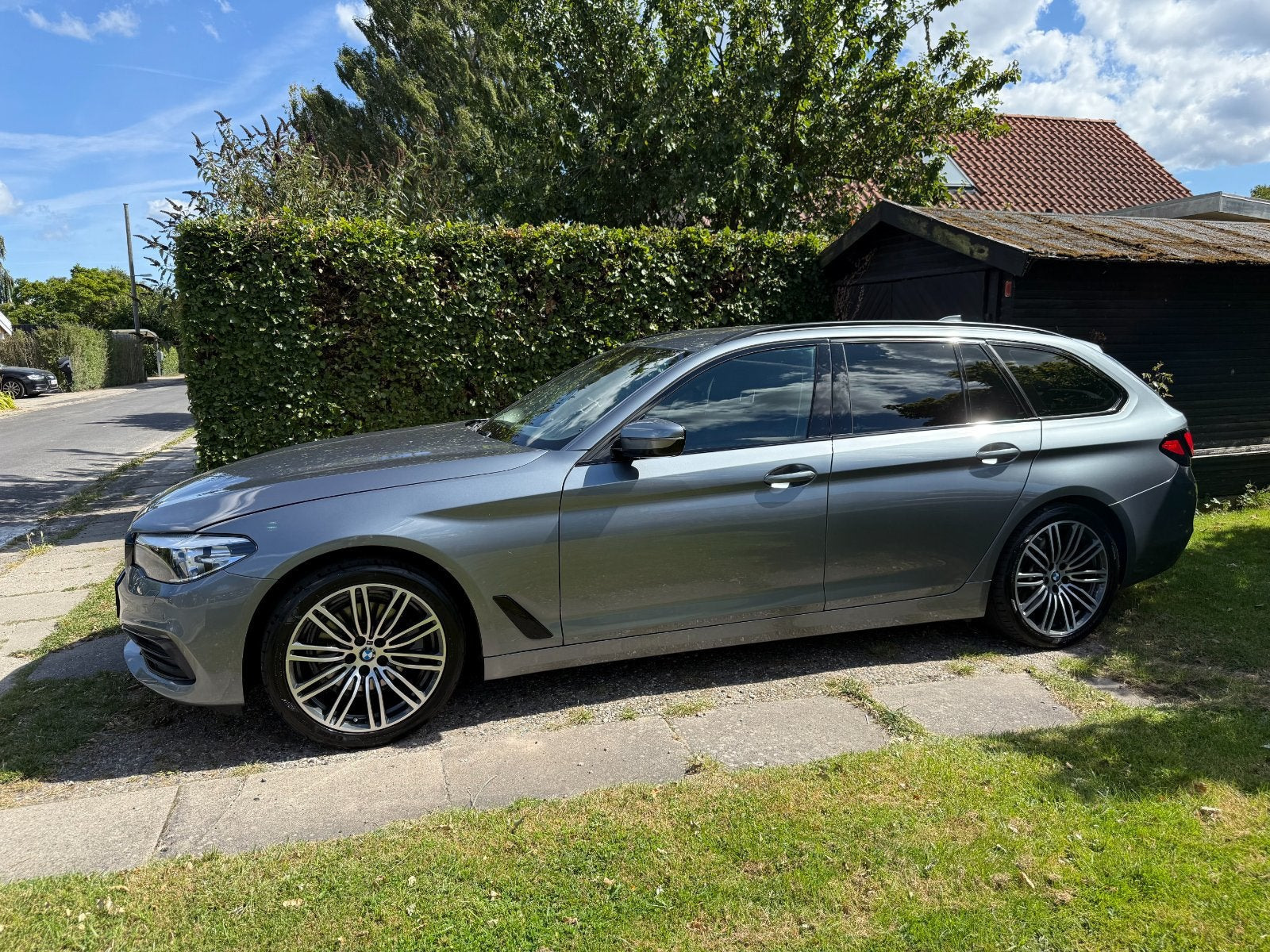 Grå BMW 520i fra 2019