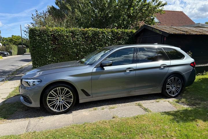 Grå BMW 520i fra 2019