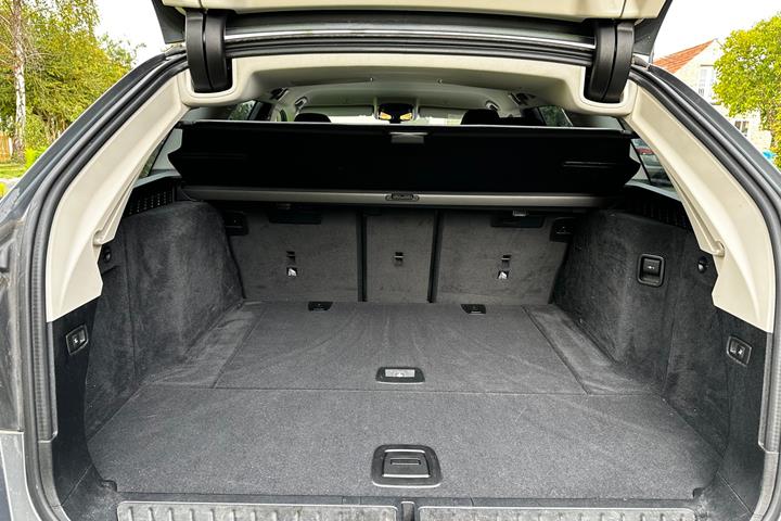Grå BMW 520i fra 2019