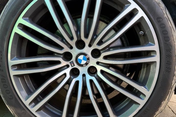 Grå BMW 520i fra 2019
