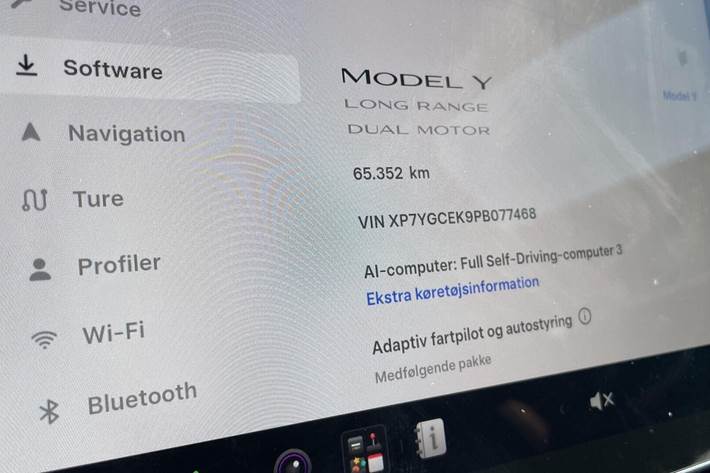 Hvid Tesla Model Y fra 2023