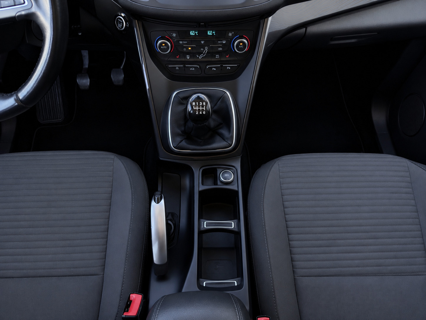 Grå Ford C-MAX fra 2017