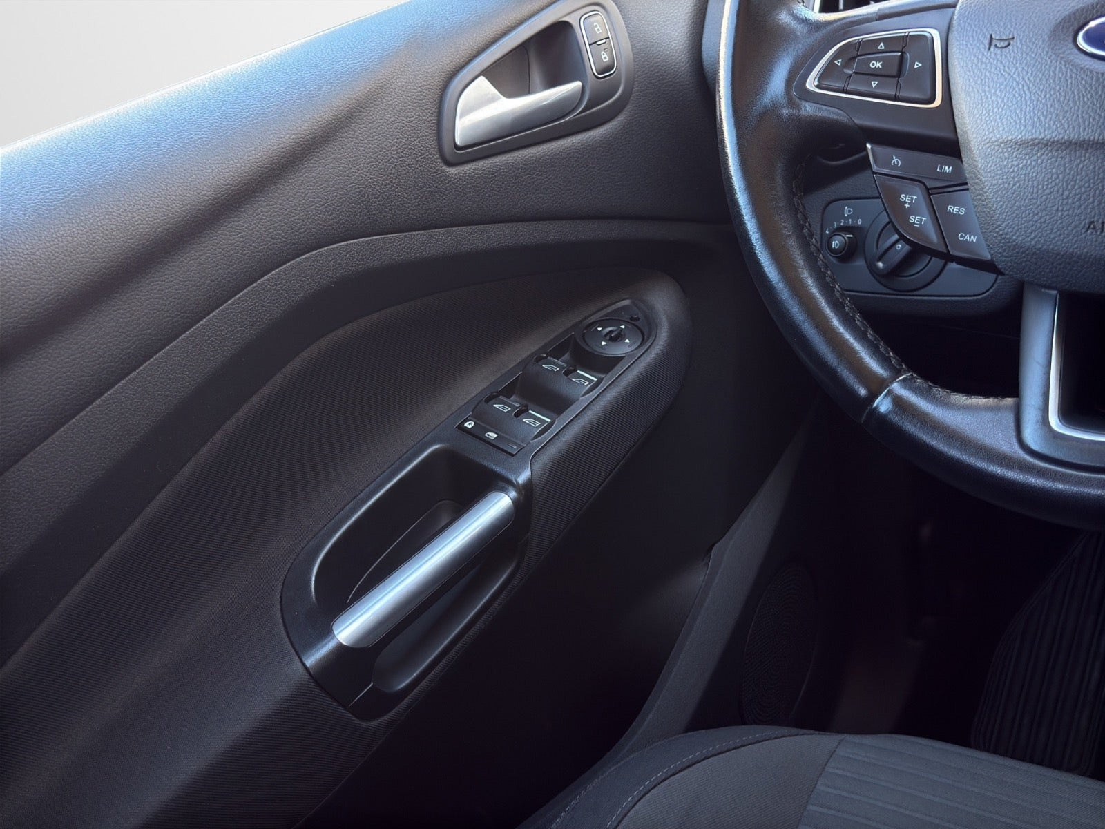 Grå Ford C-MAX fra 2017