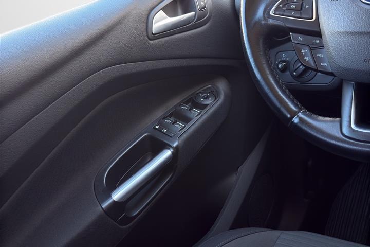 Grå Ford C-MAX fra 2017