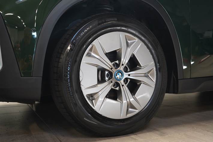 Grøn BMW iX1 fra 2023