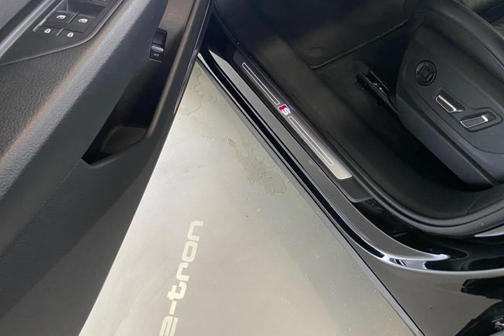 Sort Audi e-tron S fra 2022
