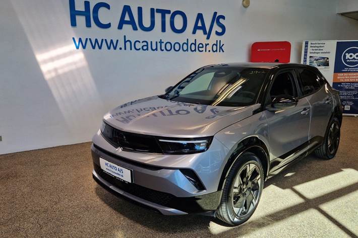 Grå Opel Mokka-e fra 2025 set udefra