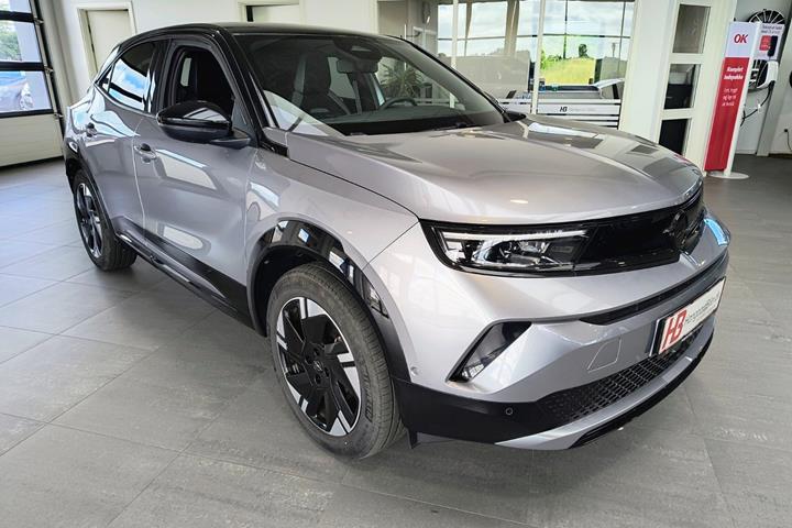 Grå Opel Mokka-e fra 2025 set udefra