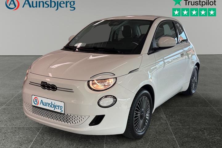 Hvid Fiat 500e fra 2022 set udefra