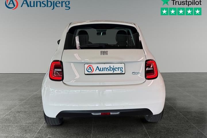 Hvid Fiat 500e fra 2022