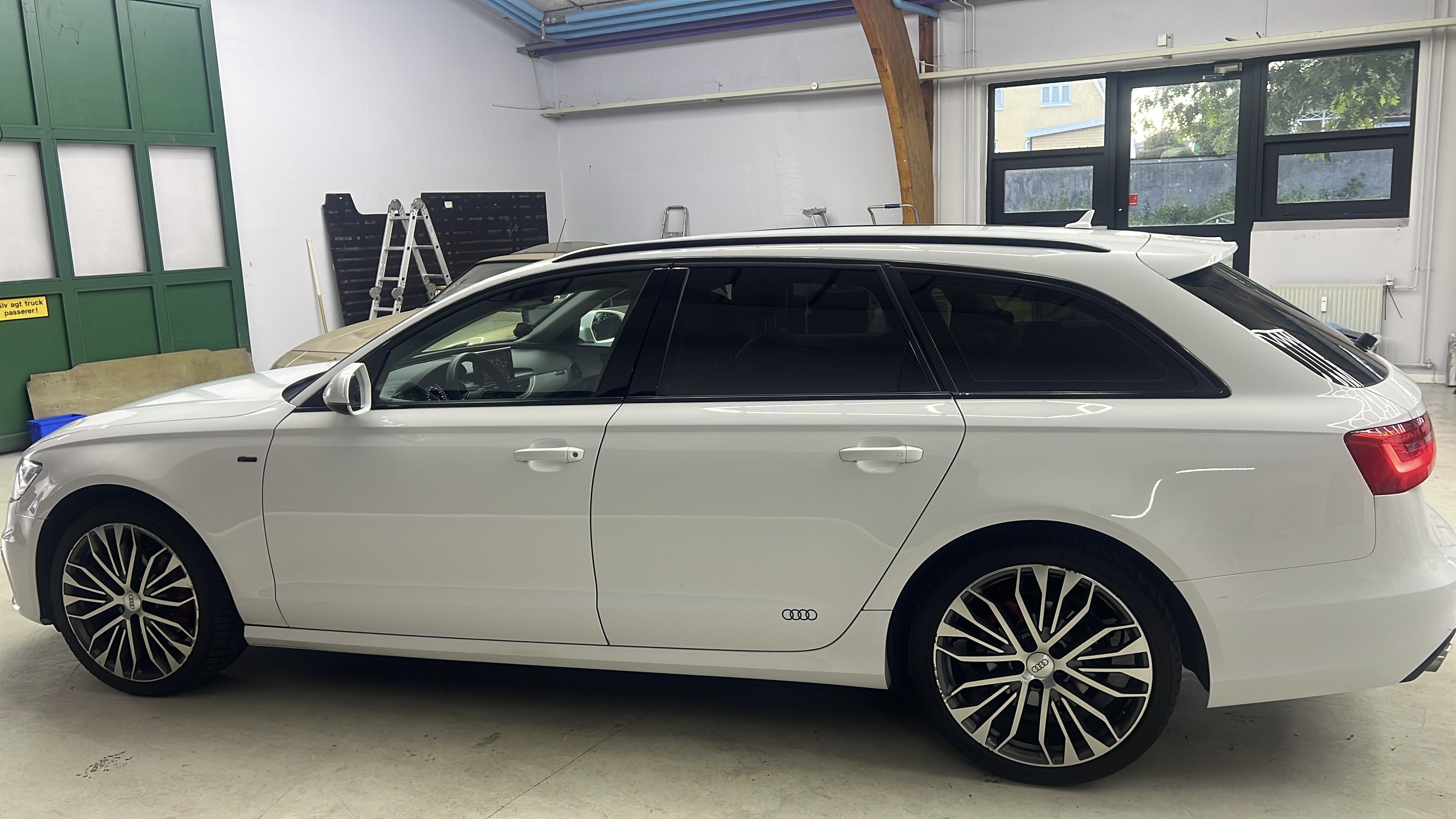 Hvid Audi A6 fra 2014