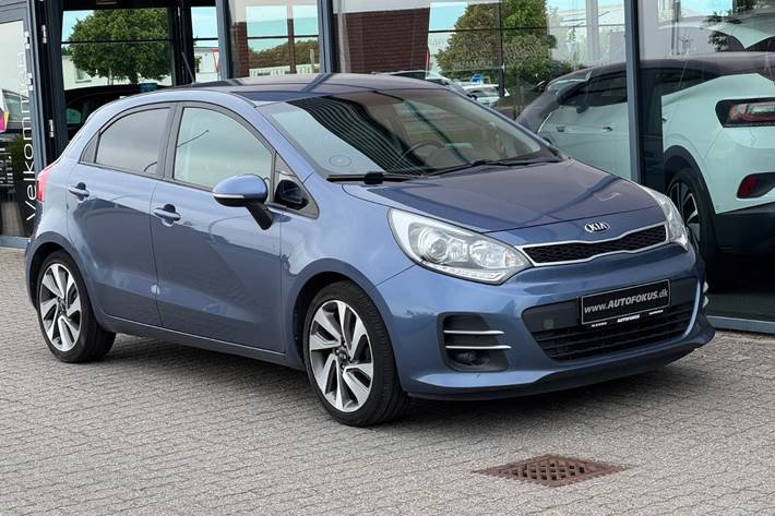 Blå Kia Rio fra 2016