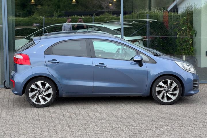 Blå Kia Rio fra 2016