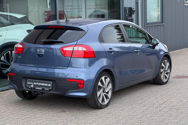 Blå Kia Rio fra 2016