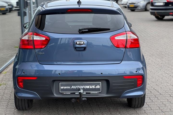 Blå Kia Rio fra 2016