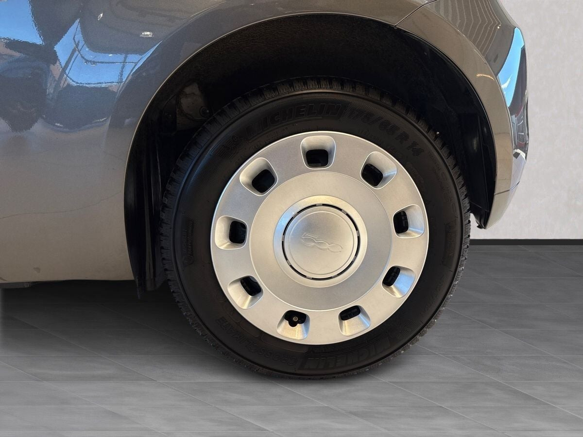 Grå Fiat 500 fra 2023