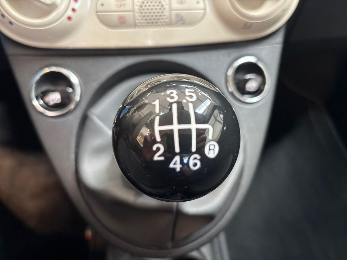 Grå Fiat 500 fra 2023