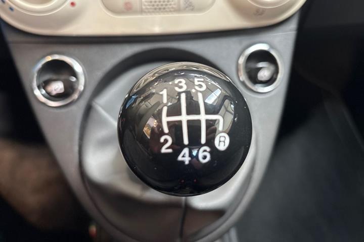 Grå Fiat 500 fra 2023