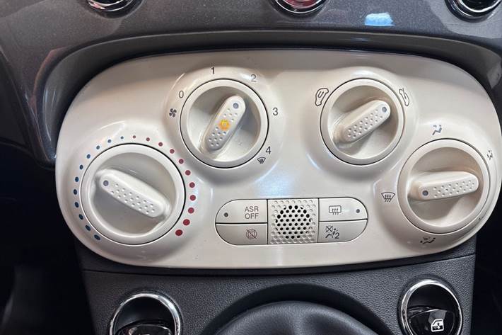 Grå Fiat 500 fra 2023