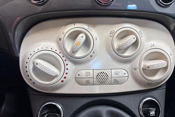 Grå Fiat 500 fra 2023