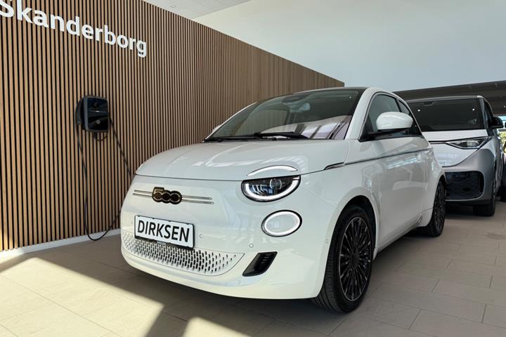Hvid Fiat 500e fra 2023 set udefra