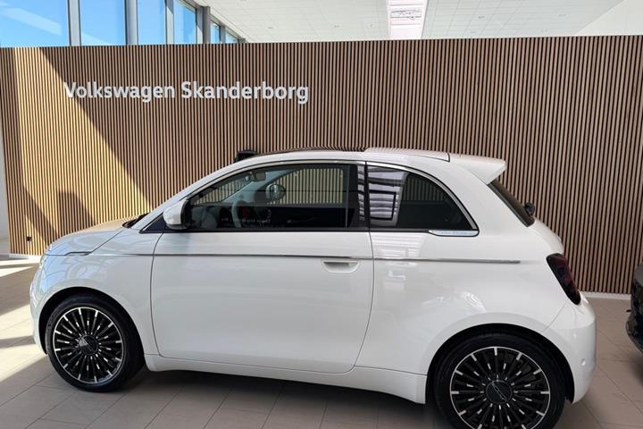 Hvid Fiat 500e fra 2023