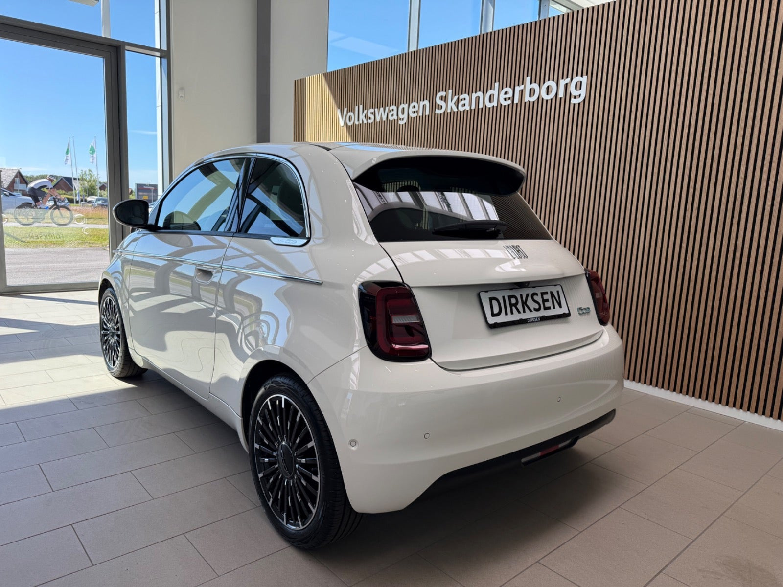 Hvid Fiat 500e fra 2023