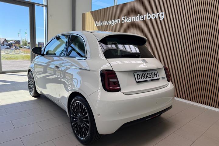 Hvid Fiat 500e fra 2023