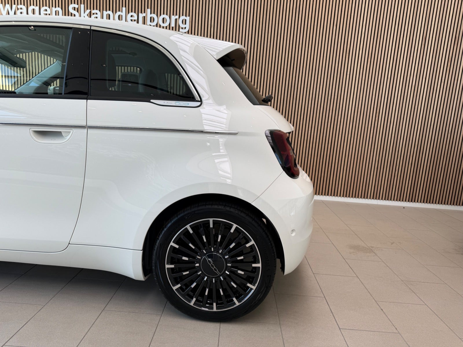 Hvid Fiat 500e fra 2023