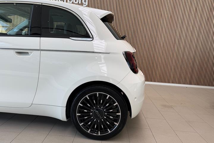 Hvid Fiat 500e fra 2023