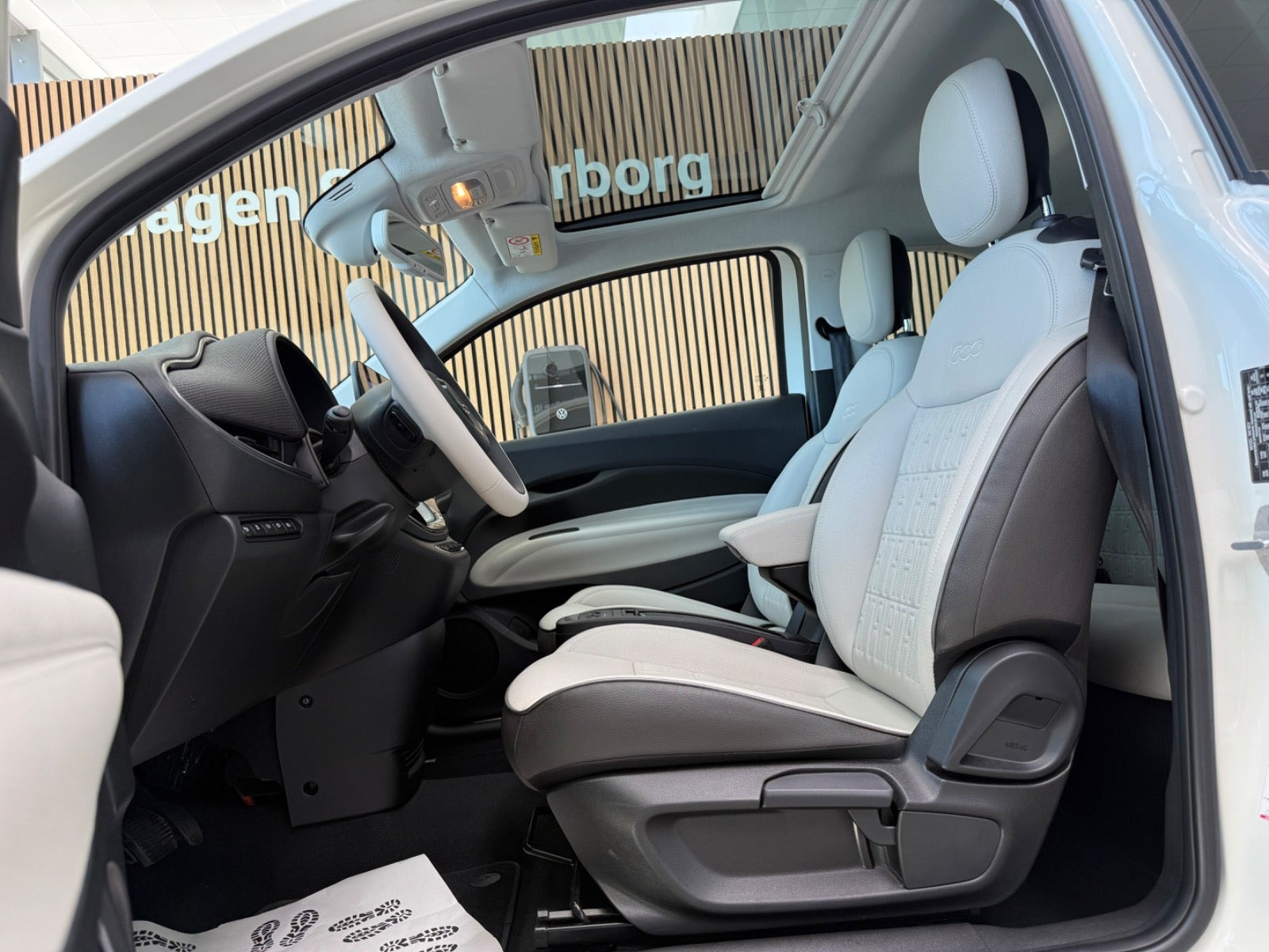 Hvid Fiat 500e fra 2023