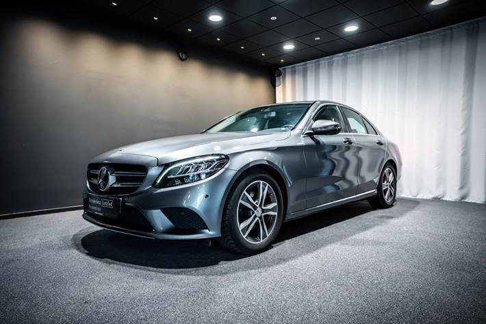 Grå Mercedes C220 d fra 2018
