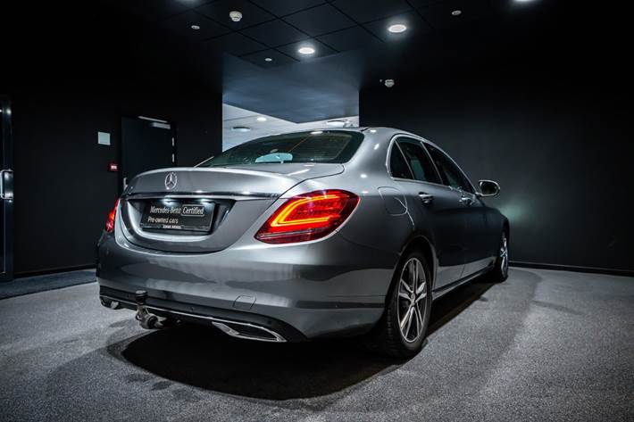 Grå Mercedes C220 d fra 2018